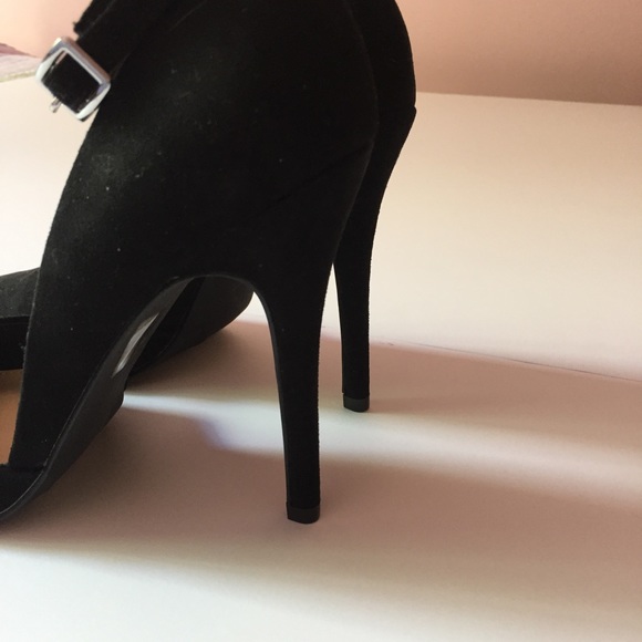 Black Pointed Toe Pumps - Picture 4 of 5